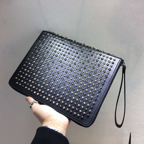 TOPセラー賞受賞┃ルブタン コピー┃Spiked leather iPad case