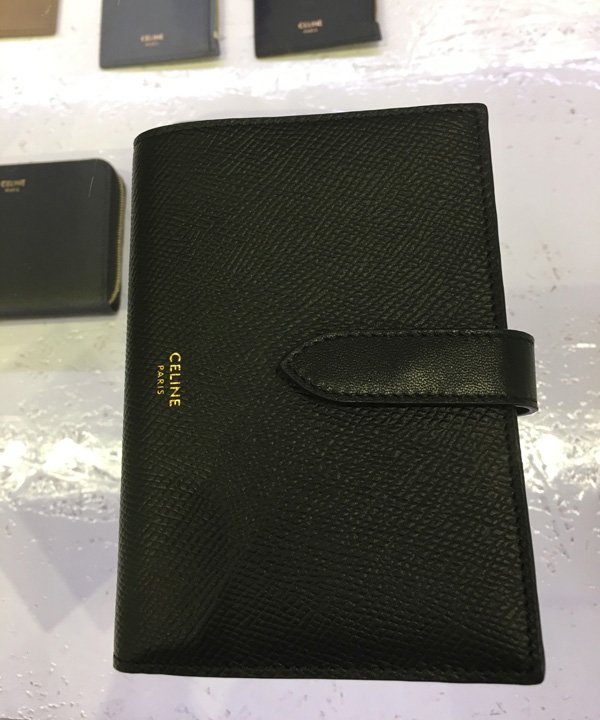 セリーヌ 大人気 セリーヌスーパーコピー STRAP WALLET Mサイズ 折畳み長財布 10B643BFP.38NO